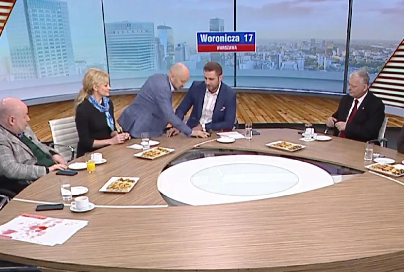 Awantura w TVP Info. Bury tłumaczy, o co chodziło z ogórkiem.