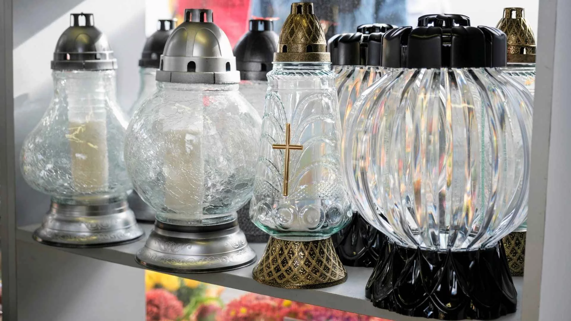 Przejrzeliśmy promocje na znicze przed Wszystkimi Świętymi. Tu kupisz je poniżej 2 zł