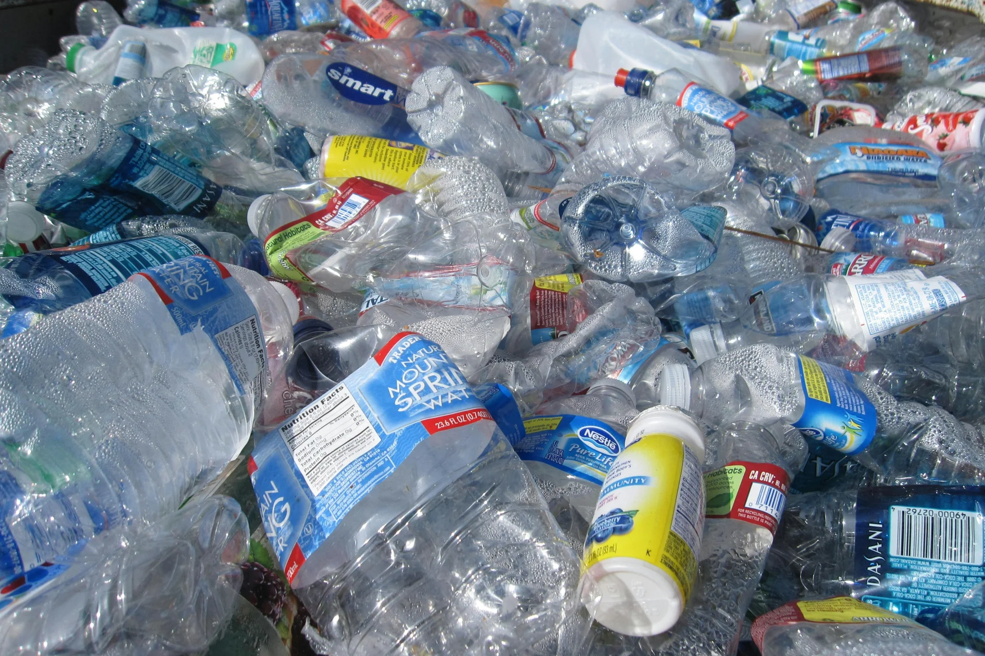 Plastik nas zalewa. Przełom w Genewie? "Nasilił się lobbing"