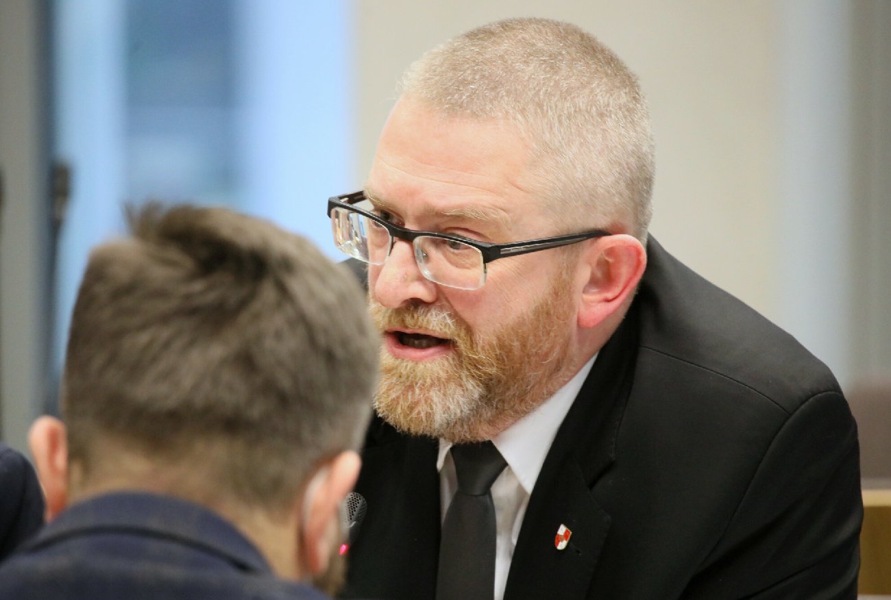 Grzegorz Braun szarpał się z Łukaszem Szumowskim. "Pijak ucieka"