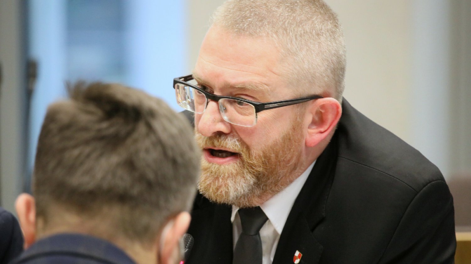 Grzegorz Braun szarpał się z Łukaszem Szumowskim. "Pijak ucieka"