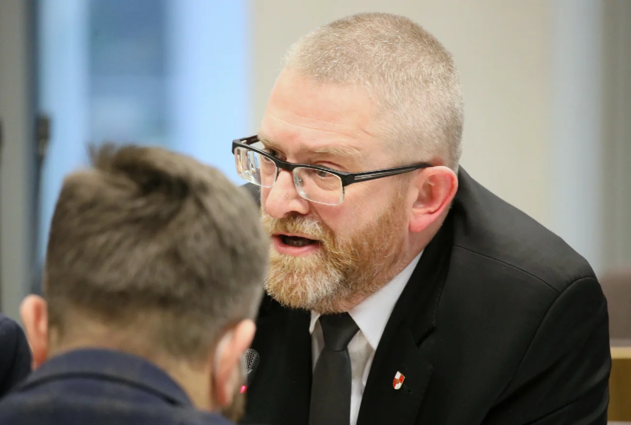 Grzegorz Braun szarpał się z Łukaszem Szumowskim. "Pijak ucieka"