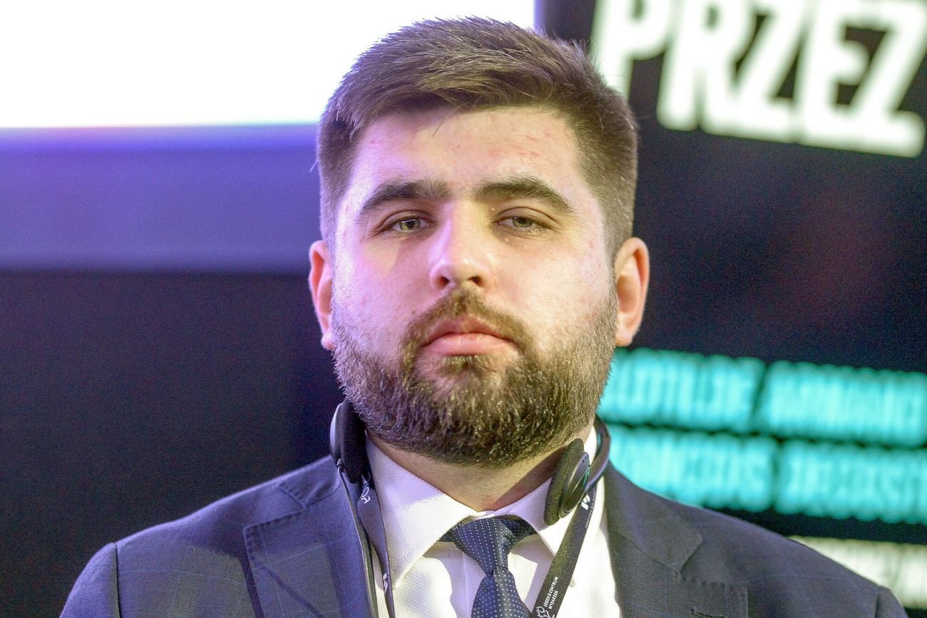 Jakub Banaszek, prezydent Chełma, związany z PiS, dołączył do zespołu Brzoski