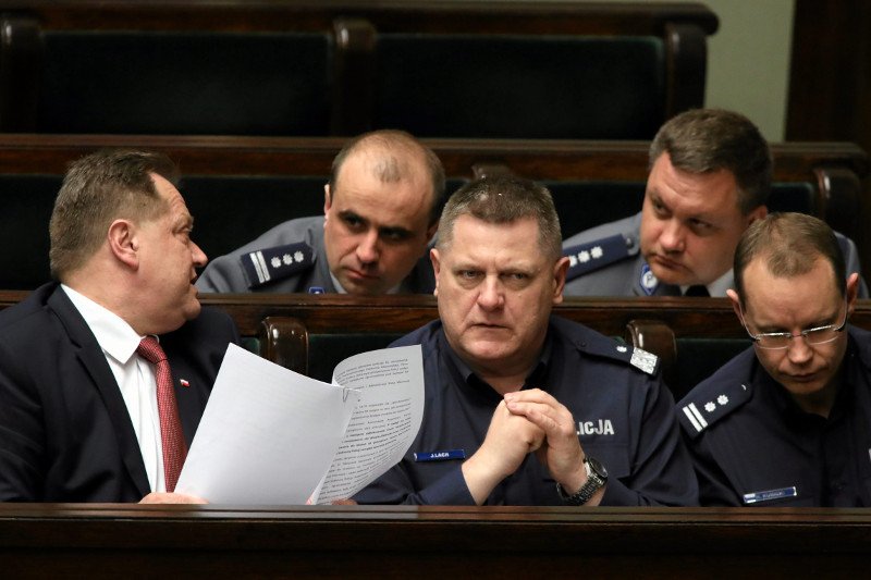 Wiceminister spraw wewnętrznych Jarosław Zieliński w ławach rządowych z kierownictwem warszawskiej Policji.