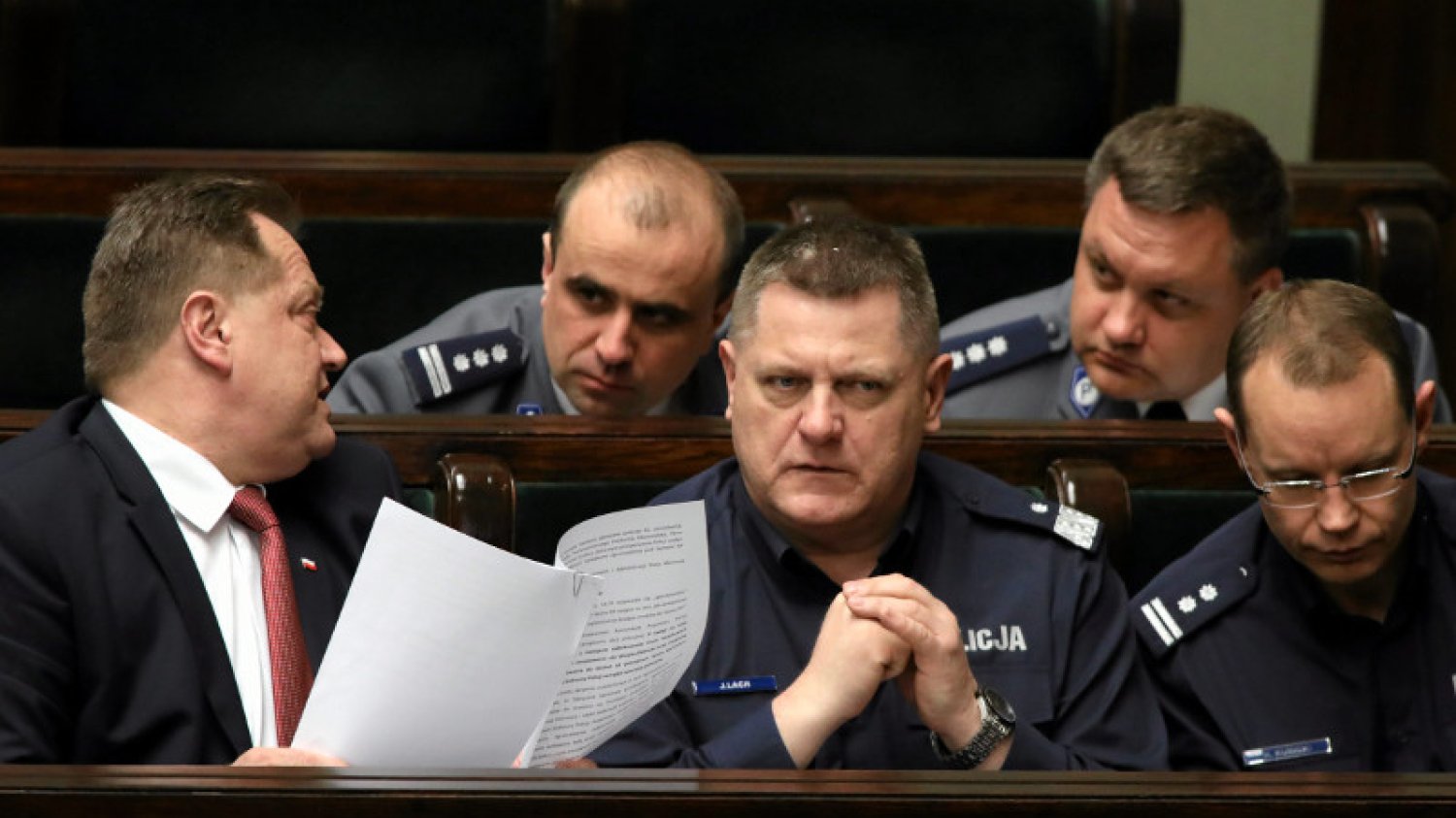 Wiceminister spraw wewnętrznych Jarosław Zieliński w ławach rządowych z kierownictwem warszawskiej Policji.