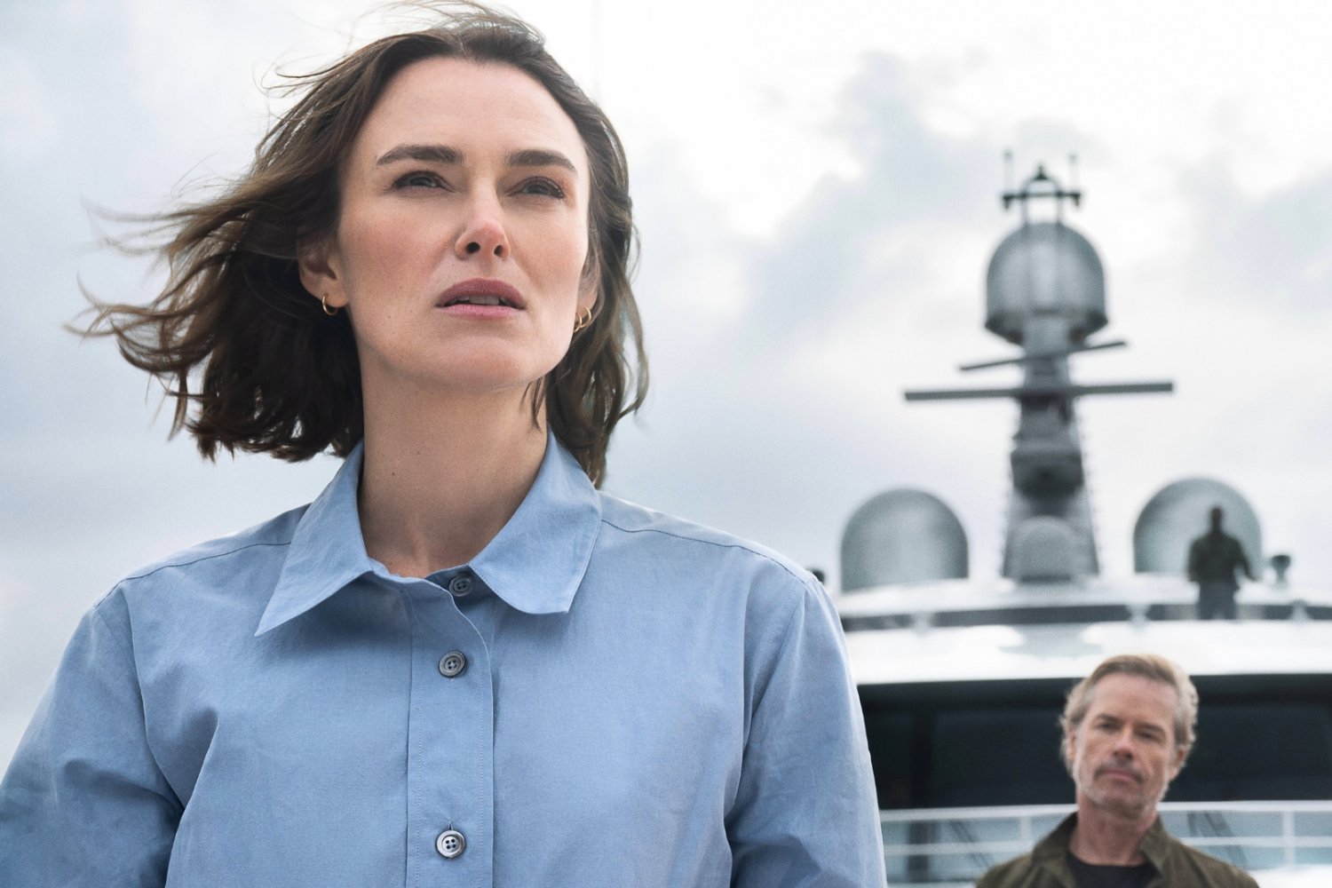 Kobieta z kabiny dziesiątej z Keirą Knightley podbija Netflix. O czym jest?