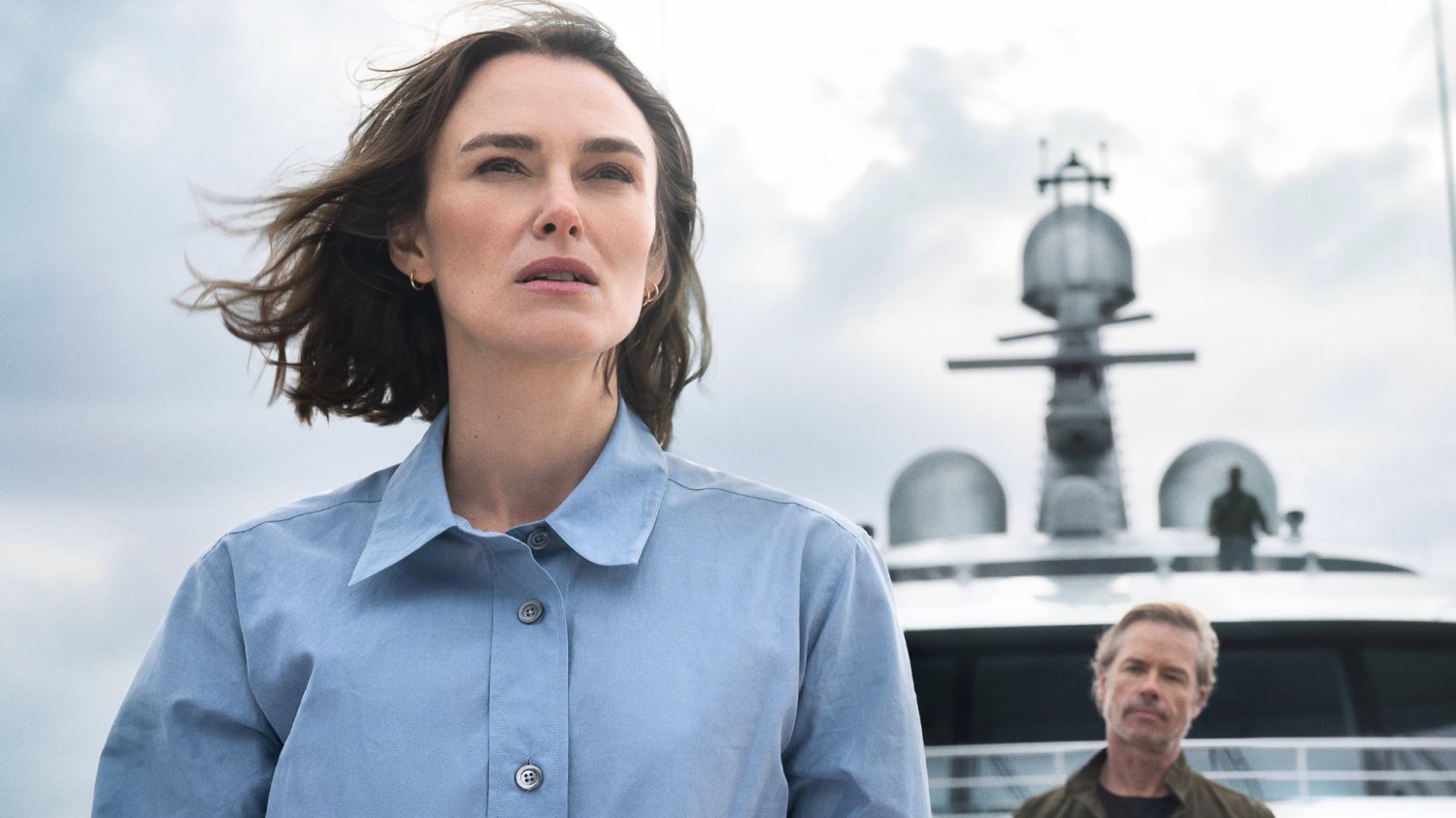 Kobieta z kabiny dziesiątej z Keirą Knightley podbija Netflix. O czym jest?