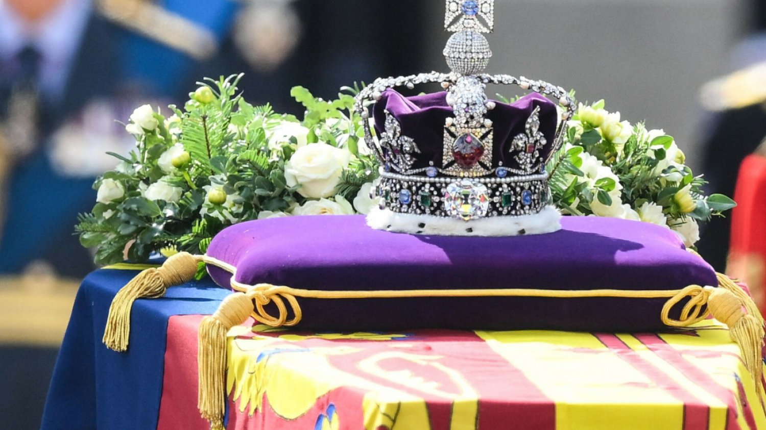 Dlaczego królowa Elżbieta II po śmierci otrzymała mniej kwiatów niż Diana