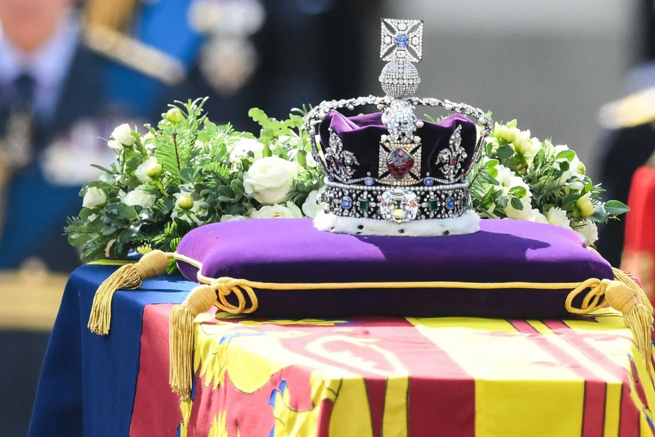 Dlaczego królowa Elżbieta II po śmierci otrzymała mniej kwiatów niż Diana