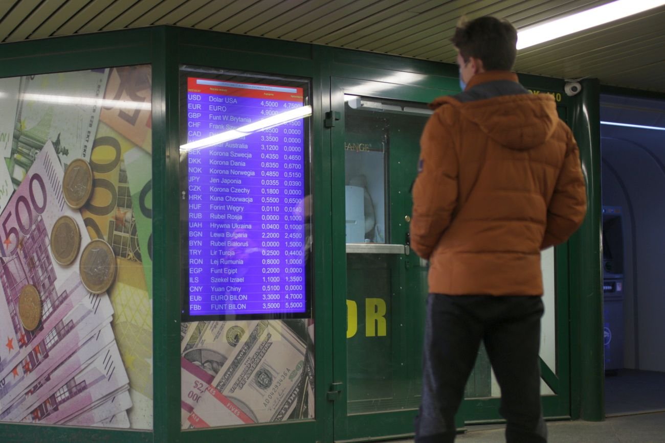 Tak na wygraną Nawrockiego reagują waluty. Złoty poobijany, euro w górę