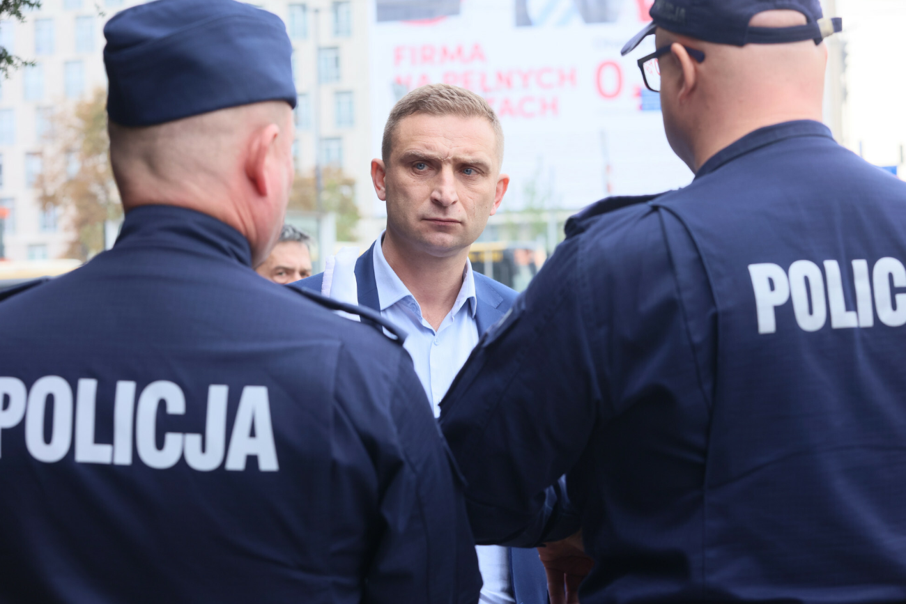 Robert Bąkiewicz usłyszał zarzut. Grozi mu nawet... 8 lat więzienia.