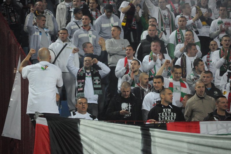 Kibice Legii Warszawa podczas meczu z Pogonią śpiewali piosenkę "Ona tańczy dla mnie" zespołu Weekend