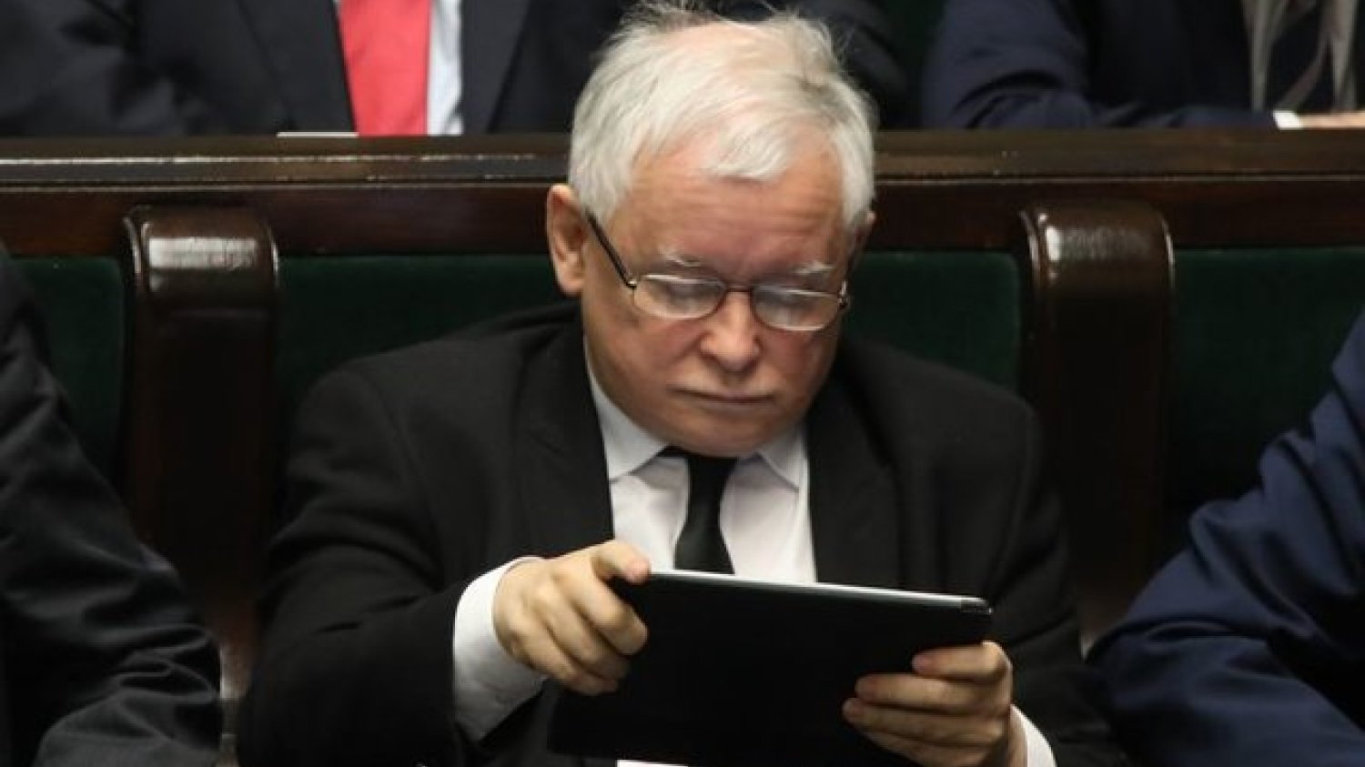 Jak żyje prezes Jarosław Kaczyński, kiedy nie widać go w mediach? O tym pisze najnowszy "Newsweek".