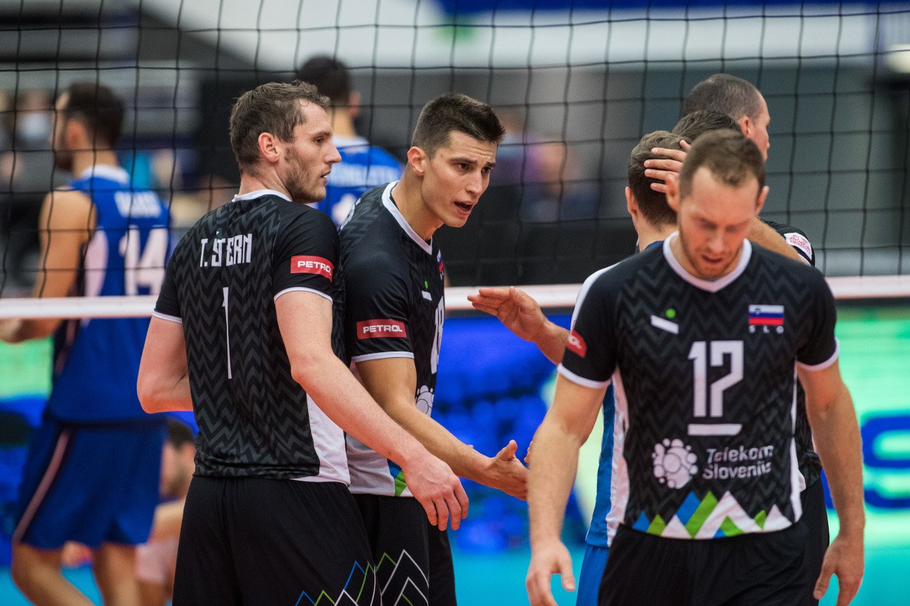 Wicemistrzowie Europy przegrali w środę z Włochami w trzech setach. Mają już jednak pewny awans do 1/8 finału.