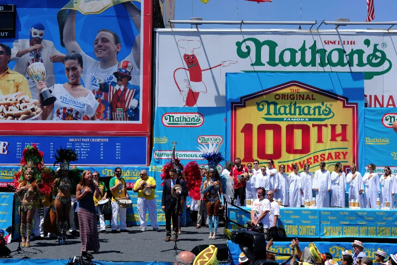Hot-dogi zostały wymyślone przez polskiego Żyda, Nathana. Obecnie jest to już wielka korporacja, a na Coney odbywają się konkursy w jedzeniu hot dogów na czas.