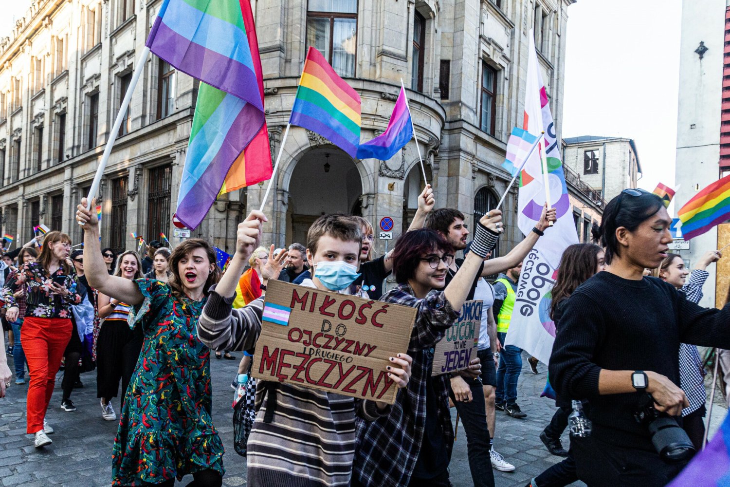 Większość Polaków popiera wprowadzenie w Polsce związków partnerskich dla par jednopłciowych.