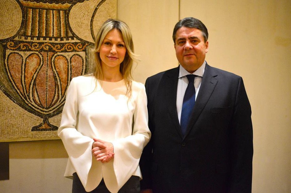 Kandydatka SLD Magdalena Ogórek staje się coraz bardziej aktywna w mediach społecznościowych, ale zalicza same wizerunkowe "wpadki".