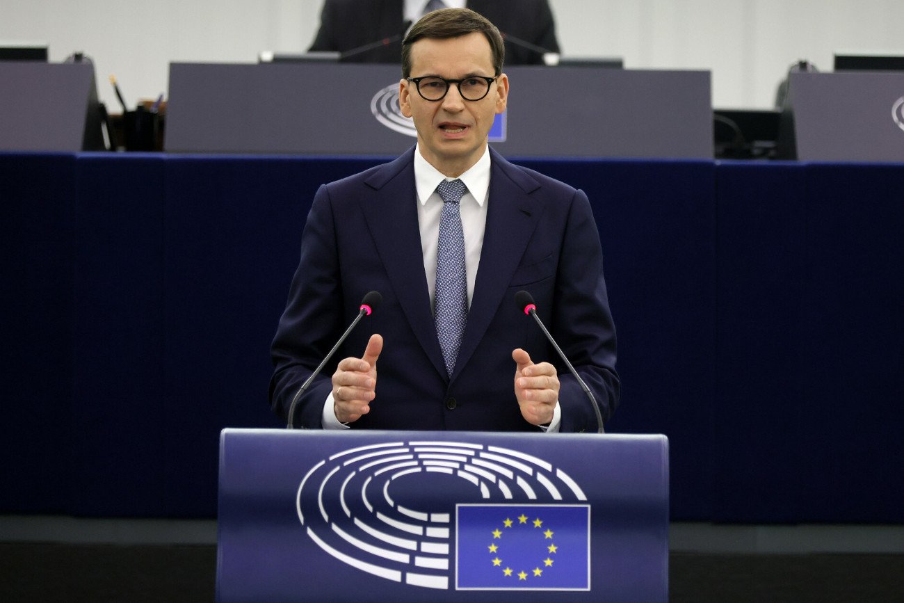 Mateusz Morawiecki przemawiający przed Parlamentem Europejskim