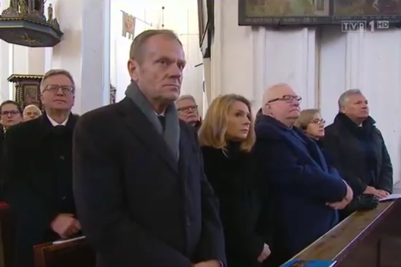 "Wiadomości" zestawiły Donalda Tuska z "językiem nienawiści", choć takiej sceny nie było na pogrzebie Pawła Adamowicza