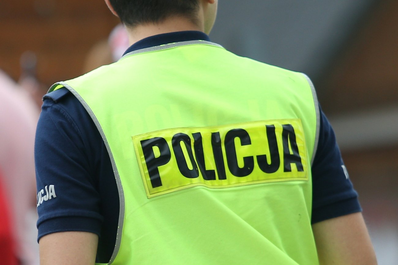 Groził rodzinie nożem, potem ruszył na policjantów. Padły strzały