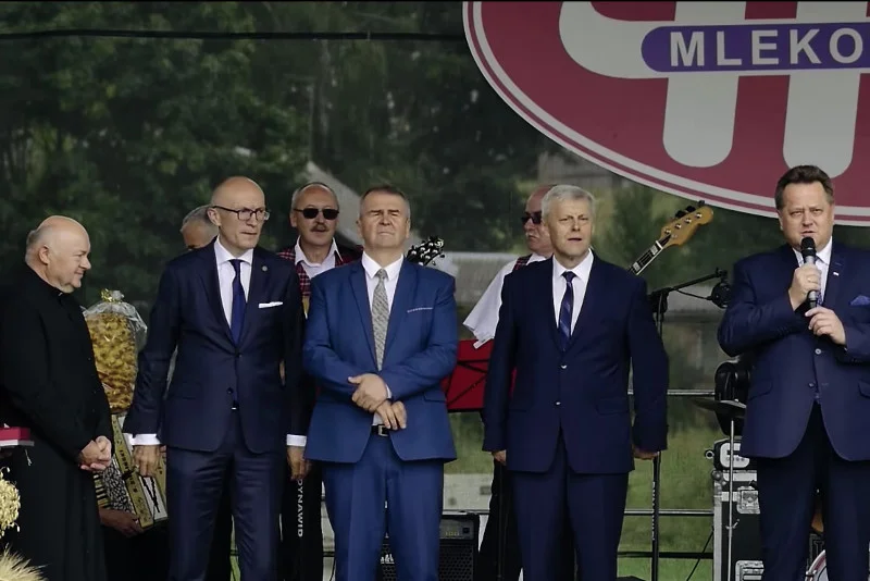 Gminne dożynki 2017. Wójt Józef Grochowski stoi obok przemawiającego wiceministra spraw wewnętrznych i administracji Jarosława Zielińskiego.