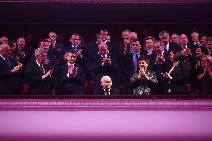 Na zdjęcie załapał się nawet spóźniony Antoni Macierewicz