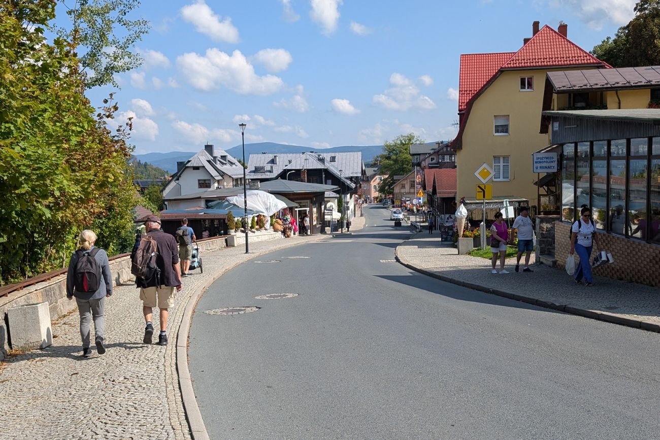 Turyści spacerujący w Karpaczu