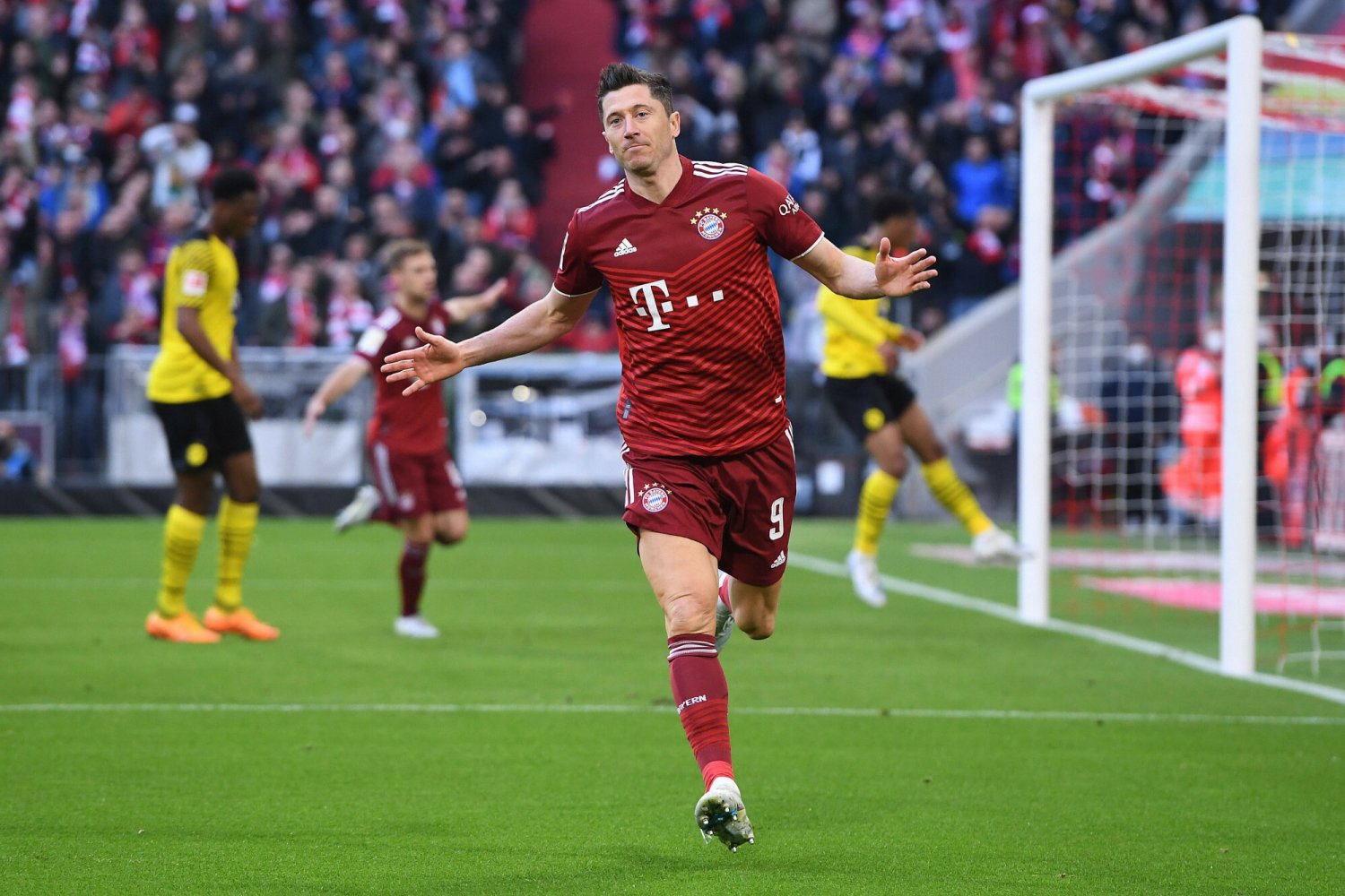 Robert Lewandowski czeka na nową umowę w Bayernie Monachium, a media są jego postawą zirytowane