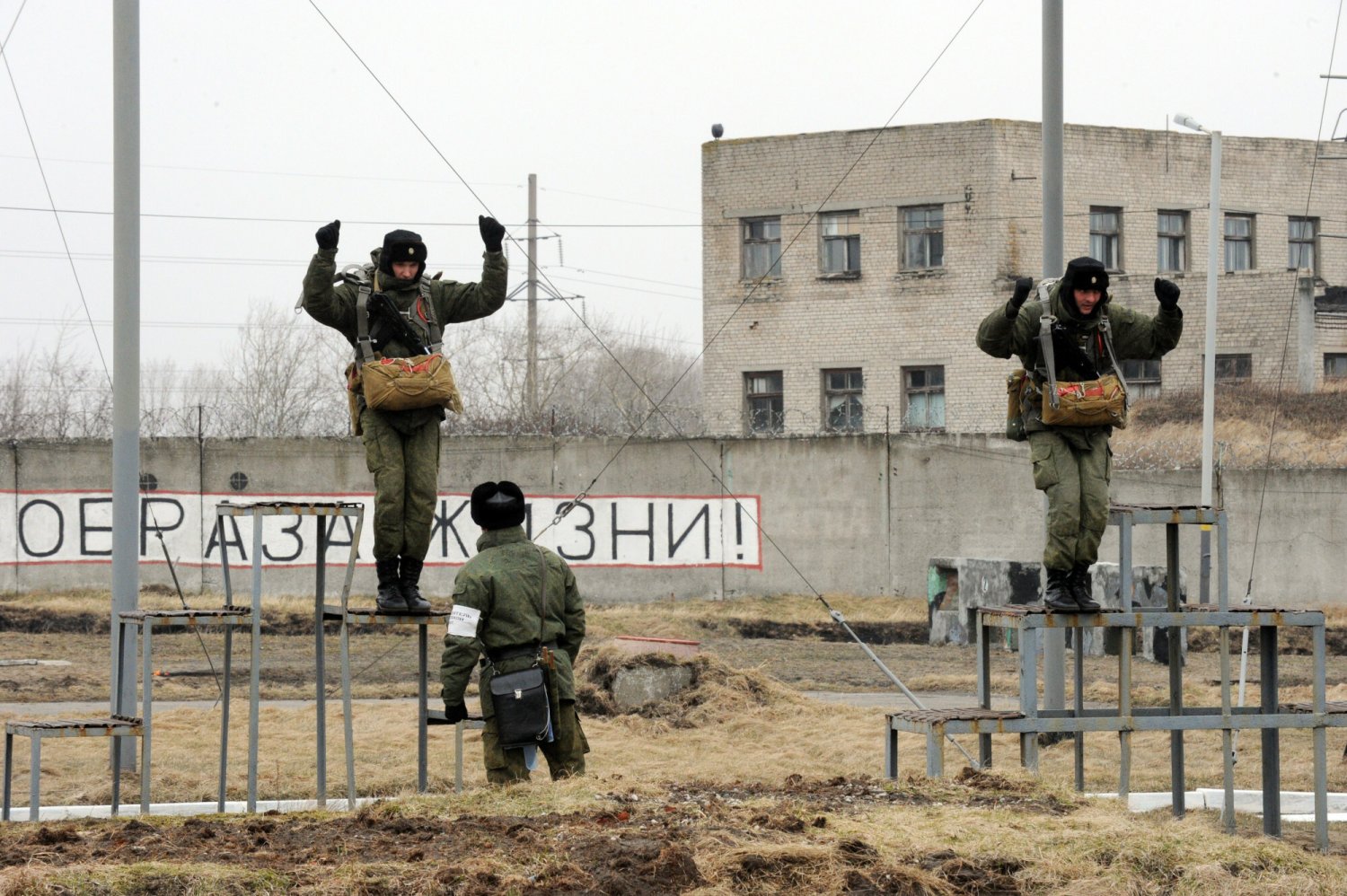 Według ukraińskiego wywiadu awarie spadochronów rosyjskich żołnierzy mogą nie być kwestią przypadku.
