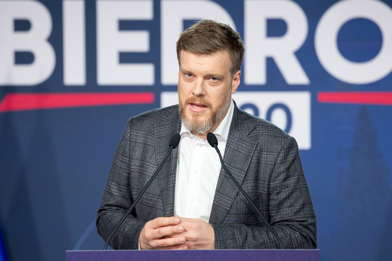 Informację o zakażeniu koronawirusem Adrian Zandberg przekazał na Twitterze.