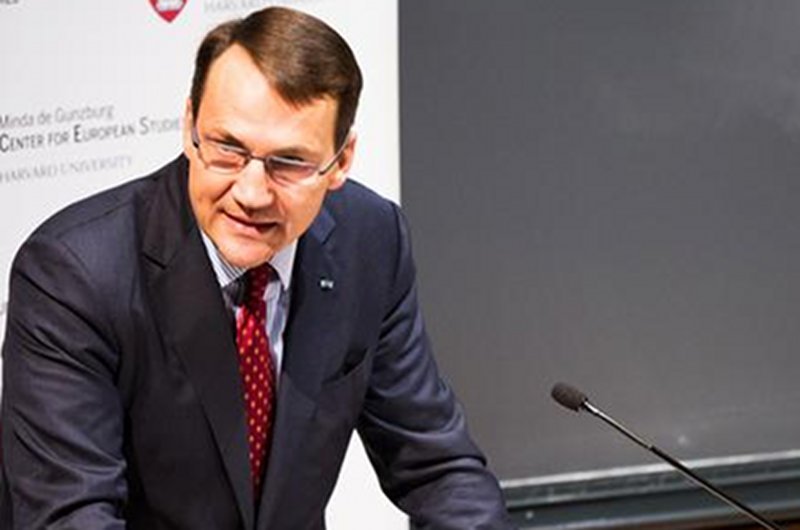 Zdaniem TVP Info to ma być dowód winy Radosław Sikorskiego. W materiale publicznej telewizji nie ma komentarza oskarżanego polityka.