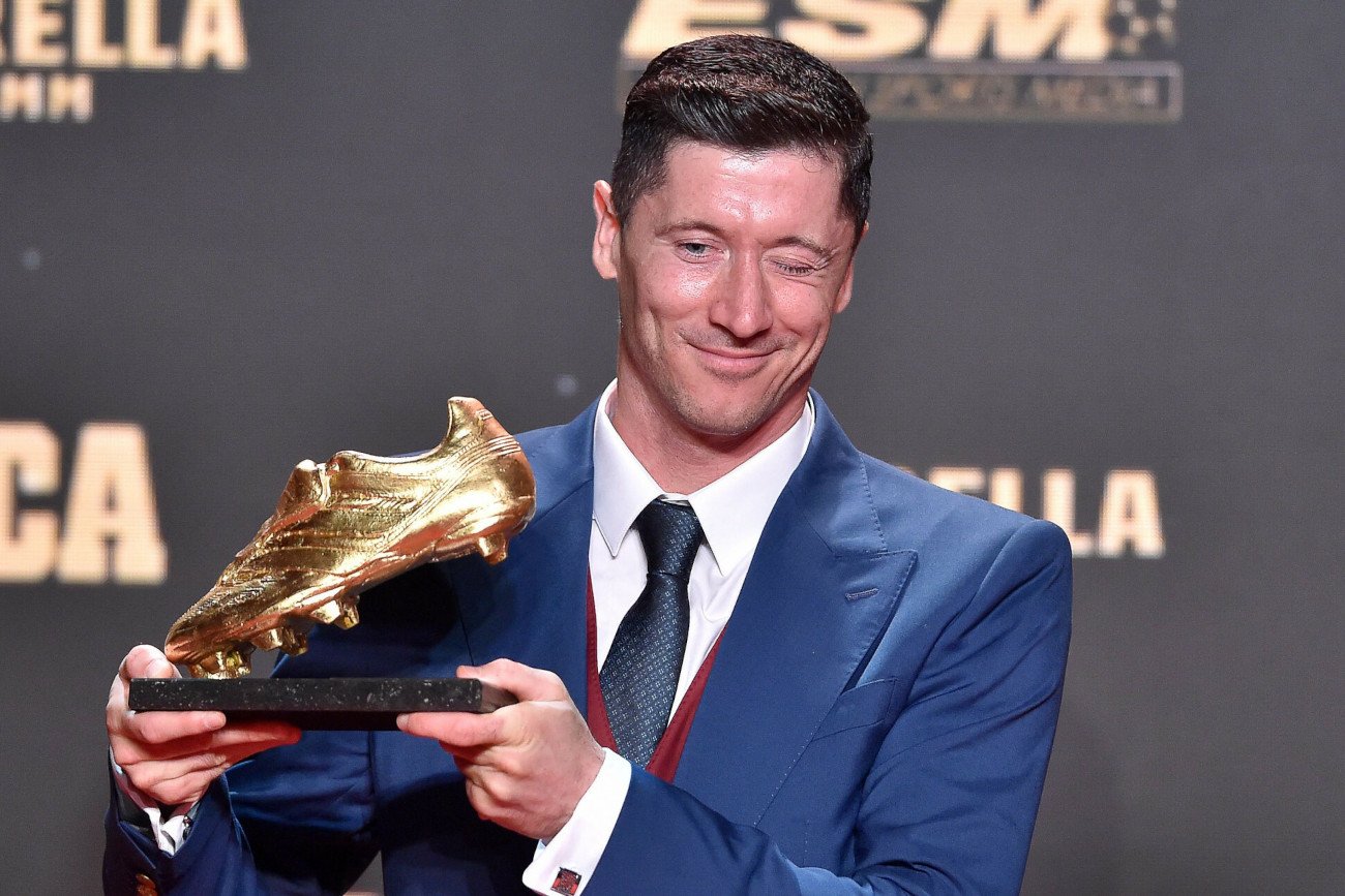 Robert Lewandowski z nagrodą Złotego Buta za sezon 2021/22. Polak w Bundeslidze zdobył 35 goli dla Bayernu.