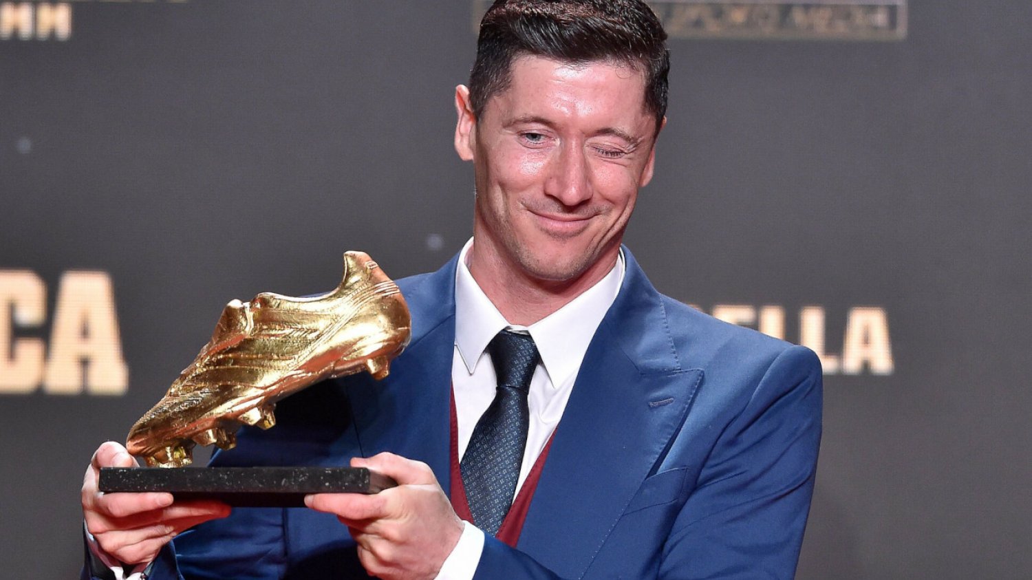 Robert Lewandowski z nagrodą Złotego Buta za sezon 2021/22. Polak w Bundeslidze zdobył 35 goli dla Bayernu.