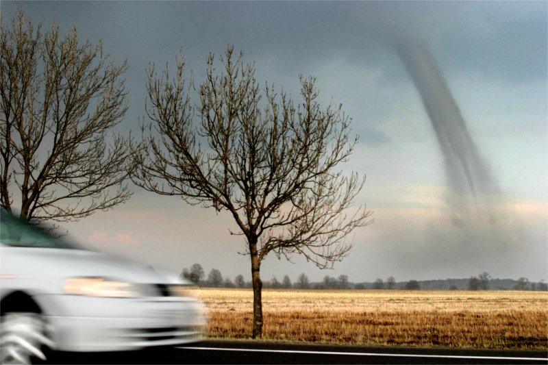 Na zachodzie Polski mogą pojawić się lokalnie nawet trąby powietrzne.