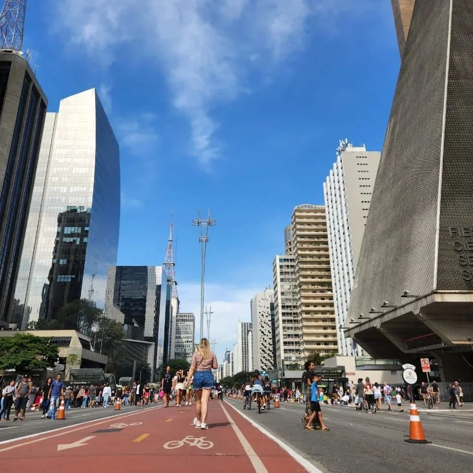 Ruch na Avenida Paulista w São Paulo.
