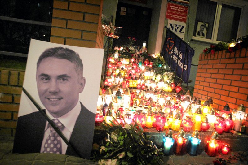 Ponowny pochówek Sebastiana Karpiniuka odbyłby się po cichu i bez księdza, gdyby nie przyjaciele zmarłego posła.