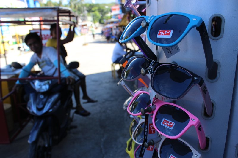 Butelka rumu za 7 zł, "Ray - bany" za 4,5 zł i paliwo za 3,5 zł, czyli ceny na Filipinach