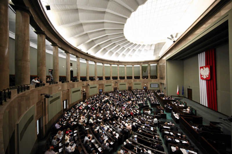 Posłowie powinni stracić wszystkie przywileje na drogach. Wszystkie.