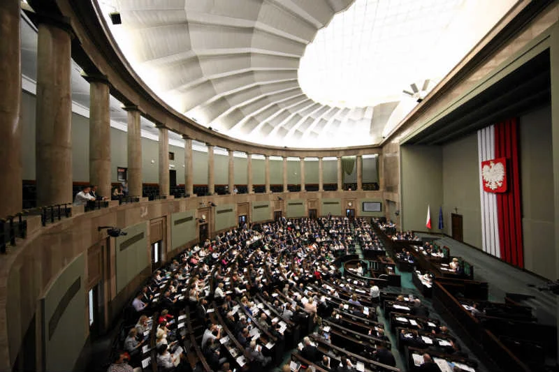 Posłowie powinni stracić wszystkie przywileje na drogach. Wszystkie.