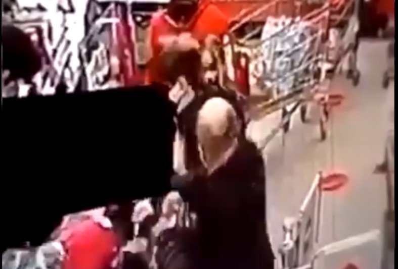 Atak w Kauflandzie w Lesznie. Mężczyzna uderzył kobietę przy kasie [WIDEO].