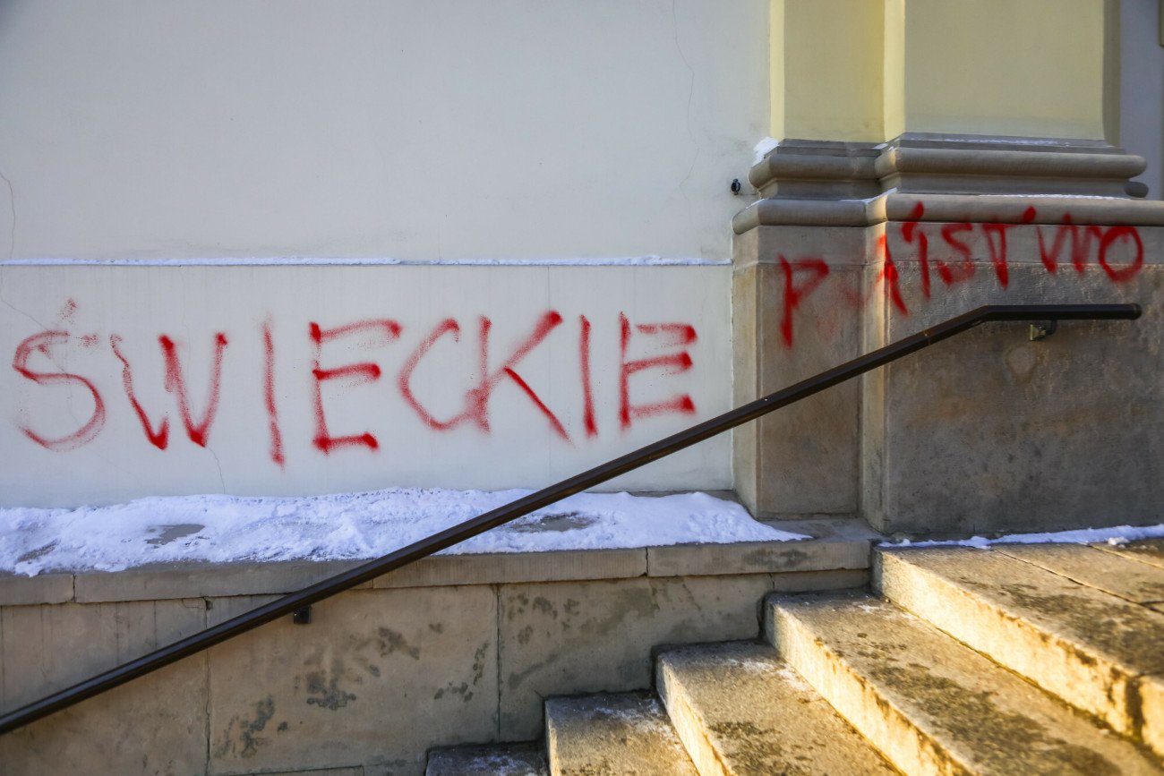 Poszukiwanie sprawcy dewastacji Bazyliki św. Krzyża. Jest nagranie z kamer.