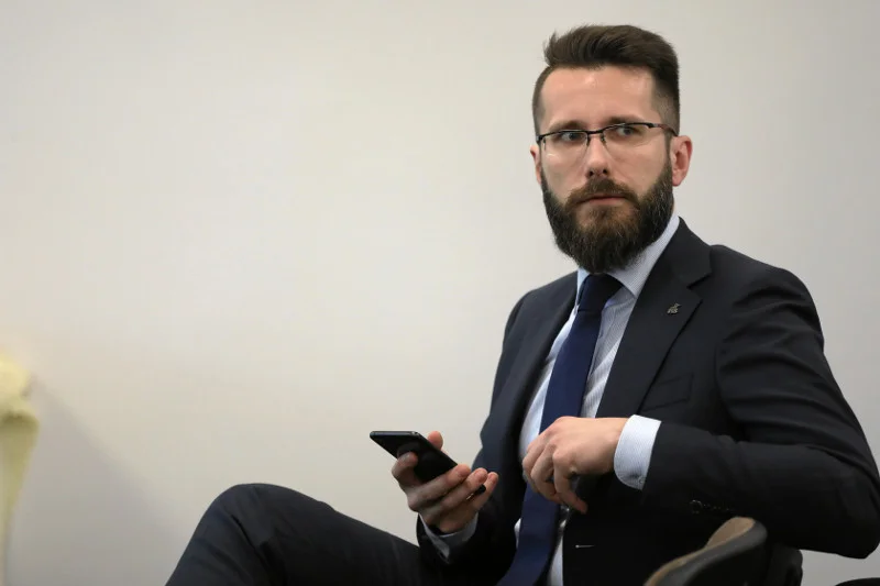 Radosław Fogiel jest doradcą Jarosława Kaczyńskiego. Pracuje również jako radny Sejmiku Województwa Mazowieckiego.