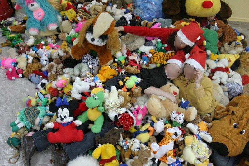 Pluszaki – bywa, że do domów dziecka trafiają całe worki.