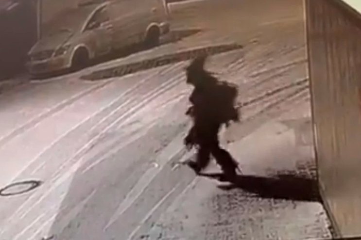 Człowiek-choinka został schwytany. Usłyszał zarzuty