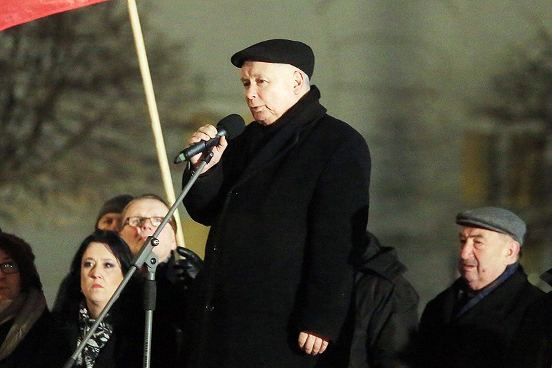 Prezes PiS Jarosław Kaczyński stracił nerwy na widok... białych róż w rękach przeciwników upolityczniania katastrofy smoleńskiej.