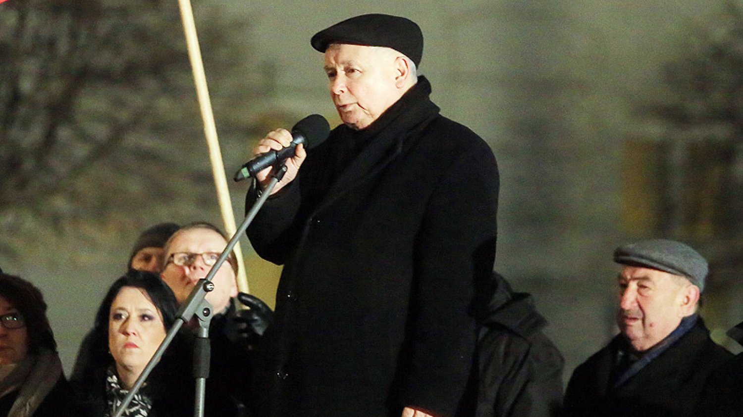 Prezes PiS Jarosław Kaczyński stracił nerwy na widok... białych róż w rękach przeciwników upolityczniania katastrofy smoleńskiej.