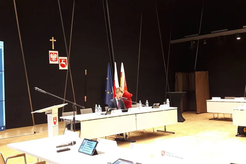 Sala obrad sejmiku lubelskiego zmieniła się odkąd PiS przejęło władzę w tym organie samorządu.