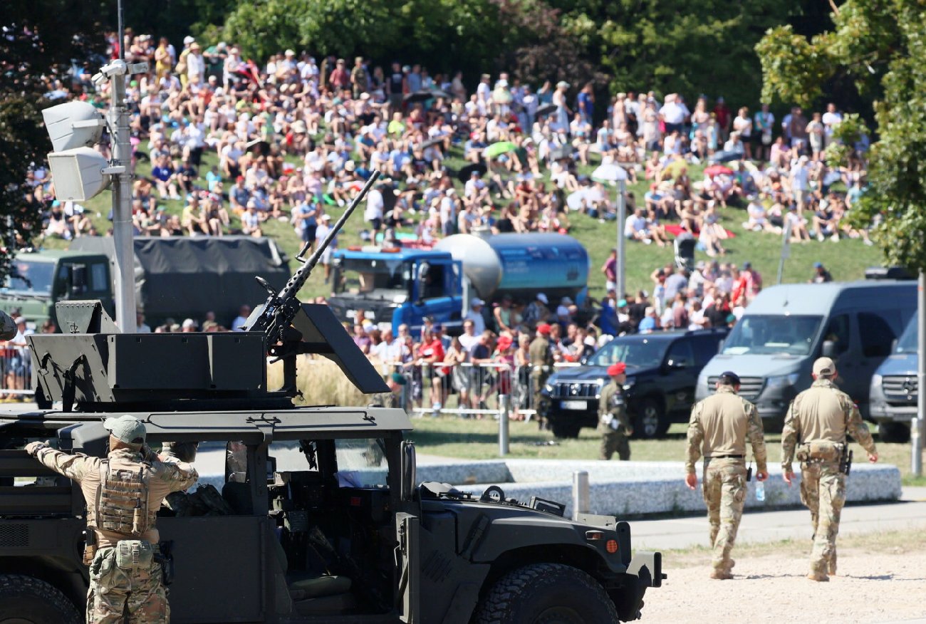 Święto Wojska Polskiego. Ludzie mdleli podczas defilady. Służby w akcji.