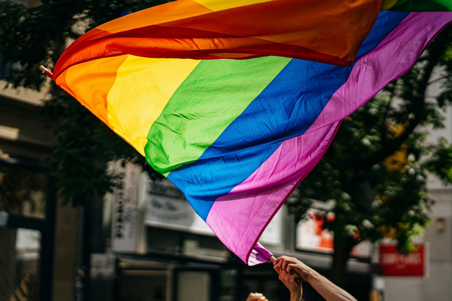 Tęczowy protest w Bundestagu. To wydarzyło się po decyzji o zakazie flagi LGBT+