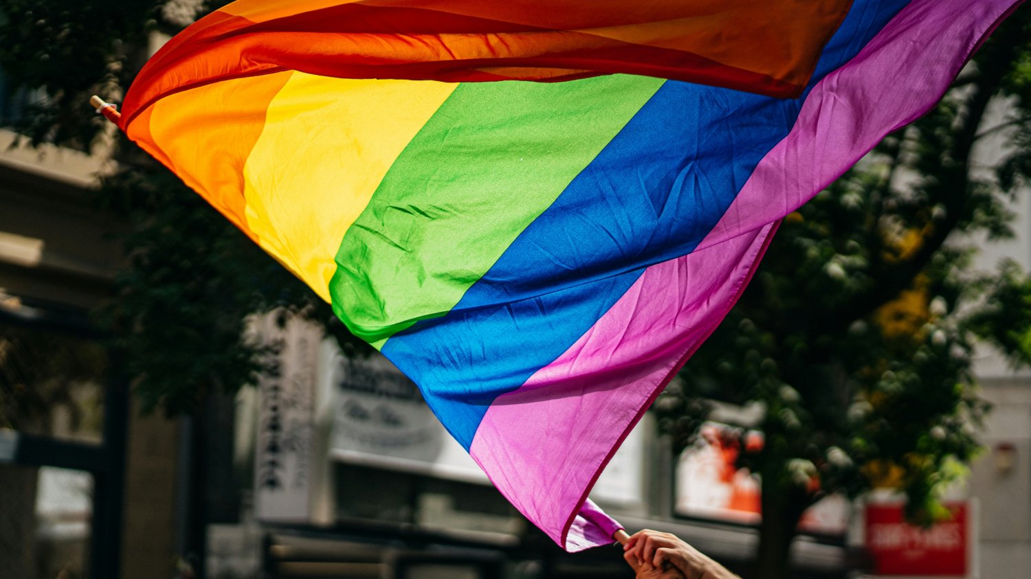 Tęczowy protest w Bundestagu. Sytuacja po decyzji o zakazie flagi LGBT+ Flaga LGBT+